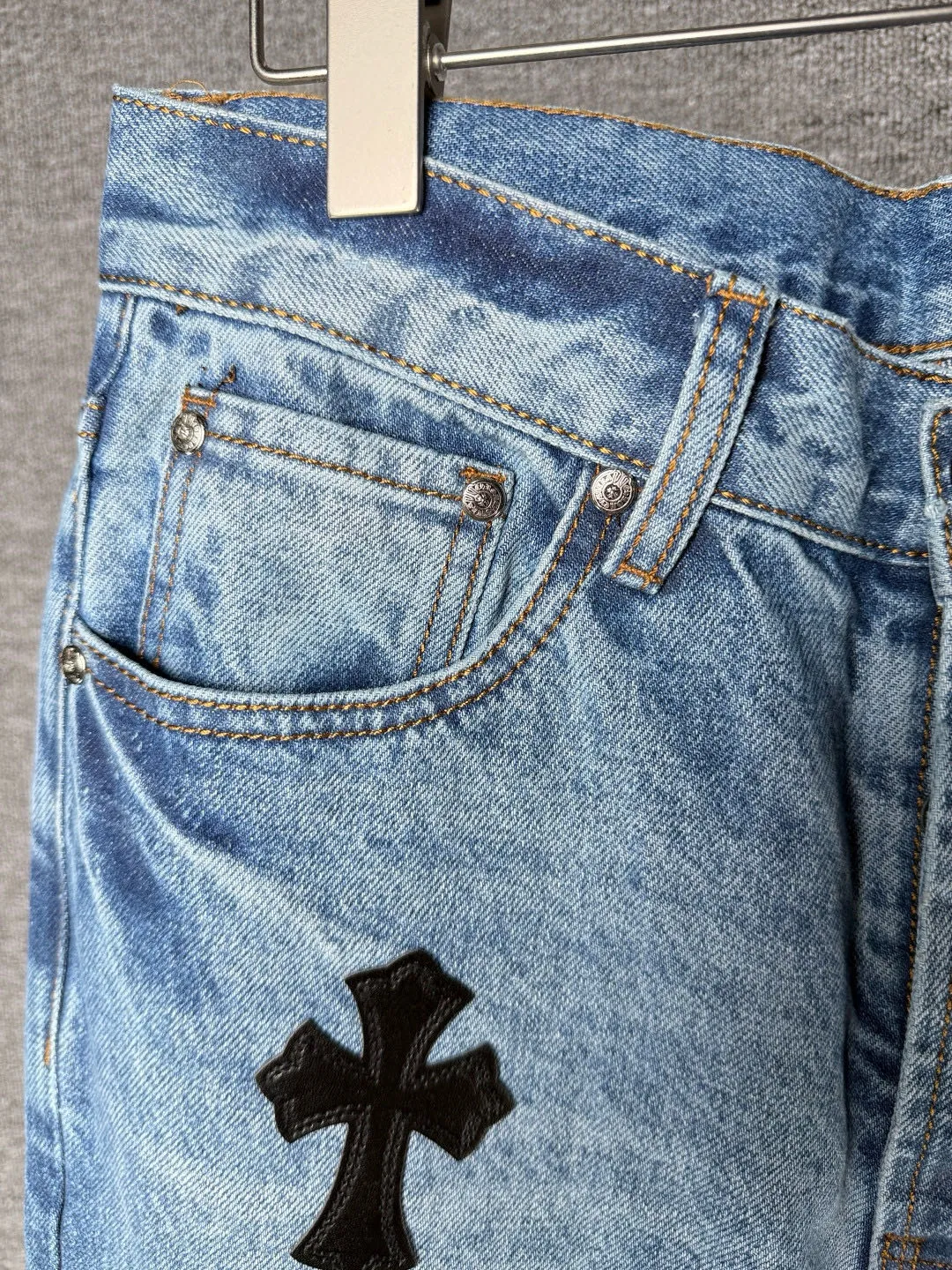 P270 💰 (Top version) Chrome Hearts blue pants black white blue multi-leather jeans Top version Chrome Hearts Chrome Hearts jeans with leather jeans It is known that chromehearts jeans use vintage Levis jeans as the base for creation, usually adding their own unique silver buckles and silver ornaments, plus leather embellishments. This is what doubles the value of these vintage jeans, because the base is Vintage jeans, jeans themselves have become very soft and comfortable after years of baptism, which can be distinguished from ordinary jeans. Regarding the size, you should also refer to the pants data. Color: blue Size: 28-30-32-34-36 (corresponding to S-M-L-XL-XXL)